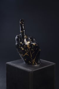 Main décorative, artistique, contemporaine avec un message provocateur. Pièce unique. Influence art déco contemporain. Moulage corporel sur modèle vivant. Alginate et plâtre. Envie de faire passer un message subtile ou pas avec humour ? Faites le passer avec classe ! Cette œuvre est le parfait cadeau. Bodycasting art