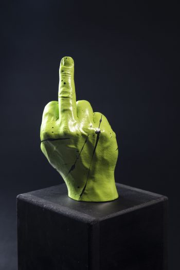 Main décorative, artistique, contemporaine avec un message provocateur. Pièce unique. Influence art déco contemporain. Moulage corporel sur modèle vivant. Alginate et plâtre. Envie de faire passer un message subtile ou pas avec humour ? Faites le passer avec classe ! Cette œuvre est le parfait cadeau. Bodycasting art
