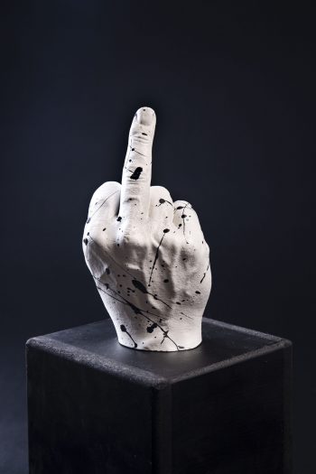 Main décorative, artistique, contemporaine avec un message provocateur. Pièce unique. Influence art déco contemporain. Moulage corporel sur modèle vivant. Alginate et plâtre. Envie de faire passer un message subtile ou pas avec humour ? Faites le passer avec classe ! Cette œuvre est le parfait cadeau. Bodycasting art