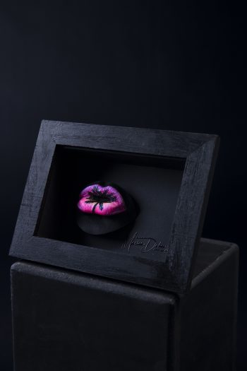 Bouche décorée d'un coucher de soleil d'été sous les tropiques d'une femme, sensuelle et colorée, tel un bonbon sucré… moulage corporel, bodycasting, art, alginate et plâtre. Cadre en bois noir