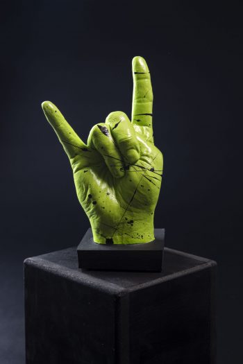 Main décorative, artistique, contemporaine. Pièce unique. Influence art déco contemporain. Moulage corporel sur modèle vivant. Alginate et plâtre. Envie de faire passer un message subtile ou pas avec humour et classe, cette œuvre est le parfait cadeau. Le geste des rockeurs, des personnes cools et rebelles par excellence!