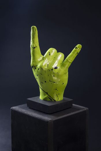 Main décorative, artistique, contemporaine. Pièce unique. Influence art déco contemporain. Moulage corporel sur modèle vivant. Alginate et plâtre. Envie de faire passer un message subtile ou pas avec humour et classe, cette œuvre est le parfait cadeau. Le geste des rockeurs, des personnes cools et rebelles par excellence!