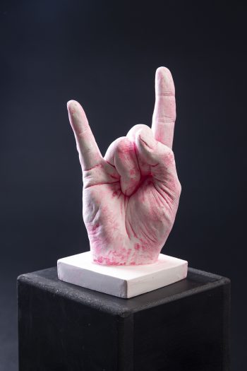Main décorative, artistique, contemporaine. Pièce unique. Influence art déco contemporain. Moulage corporel sur modèle vivant. Alginate et plâtre. Envie de faire passer un message subtile Main décorative, artistique, contemporaine. Pièce unique. Influence art déco contemporain. Moulage corporel sur modèle vivant. Alginate et plâtre. Envie de faire passer un message subtile ou pas avec humour et classe, cette œuvre est le parfait cadeau. Le geste des rockeurs, des personnes cools et rebelles par exellence!