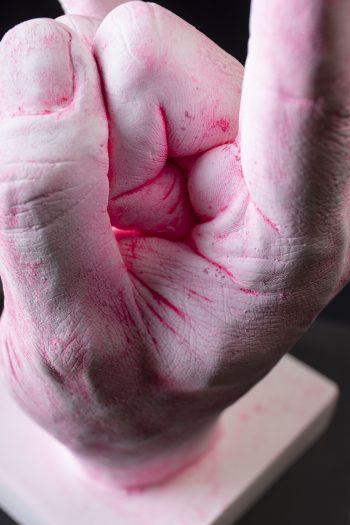 Main décorative, artistique, contemporaine. Pièce unique. Influence art déco contemporain. Moulage corporel sur modèle vivant. Alginate et plâtre. Envie de faire passer un message subtile ou pas avec humour et classe, cette œuvre est le parfait cadeau. Le geste des rockeurs, des personnes cools et rebelles par excellence!