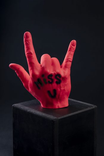 Main décorative, artistique, contemporaine avec un message d’amour. Pièce unique. Influence art déco contemporain. Moulage corporel sur modèle vivant. Alginate et plâtre. Envie de faire passer un message subtile ou pas avec humour ? Faites le passer avec classe ! Cette œuvre est le parfait cadeau. Bodycasting art