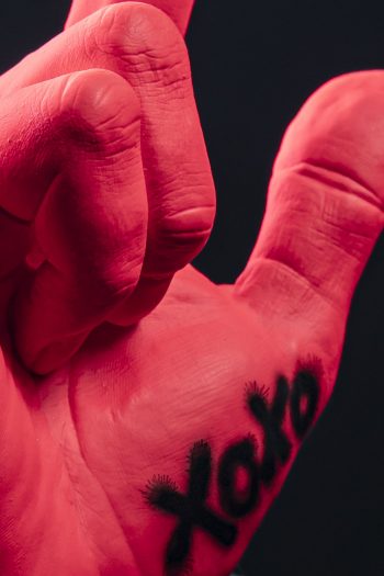 Main décorative, artistique, contemporaine avec un message d’amour. Pièce unique. Influence art déco contemporain. Moulage corporel sur modèle vivant. Alginate et plâtre. Envie de faire passer un message subtile ou pas avec humour ? Faites le passer avec classe ! Cette œuvre est le parfait cadeau. Bodycasting art