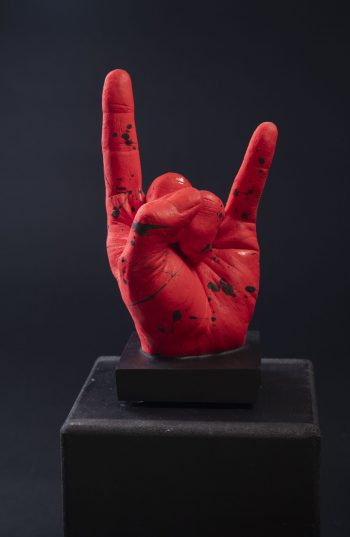 Main décorative, artistique, contemporaine. Pièce unique. Influence art déco contemporain. Moulage corporel sur modèle vivant. Alginate et plâtre. Envie de faire passer un message subtile ou pas avec humour et classe, cette œuvre est le parfait cadeau. Le geste des rockeurs, des personnes cools et rebelles par excellence!