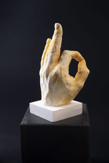 Main décorative, artistique, contemporaine avec un message d’amour. So perfect ! Tout va bien, tout est parfait. Tu es parfaite ! Pièce unique. Influence art déco contemporain. Moulage corporel sur modèle vivant. Alginate et plâtre. Envie de faire passer un message subtile ou pas avec humour ? Faites le passer avec classe ! Cette œuvre est le parfait cadeau. Bodycasting art