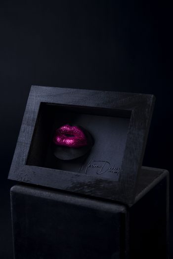 Bouche rose fushia et pailletée d'une femme, sensuelle et colorée, tel un bonbon sucré… moulage corporel, bodycasting, art, alginate et plâtre. Cadre en bois noir