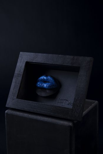 Bouche bleue nuit et pailletée d'une femme, sensuelle et colorée, tel un bonbon sucré… moulage corporel, bodycasting, art, alginate et plâtre. Cadre en bois noir
