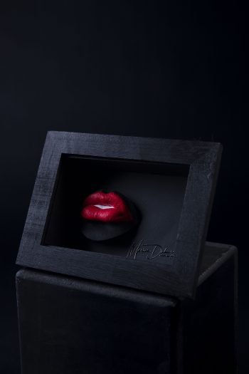 Un baiser de bouche de femme sensuelle et coloré, tel un bonbon sucré…