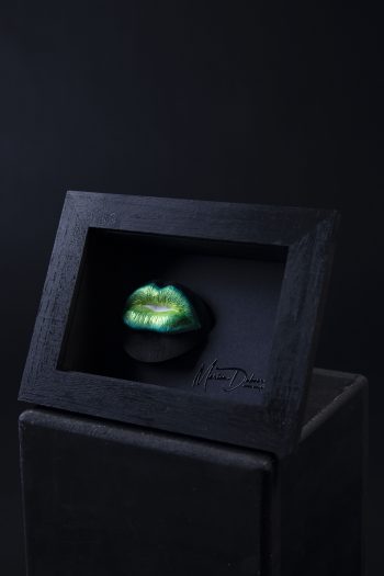 Un baiser de bouche de femme sensuelle et coloré, tel un bonbon sucré…