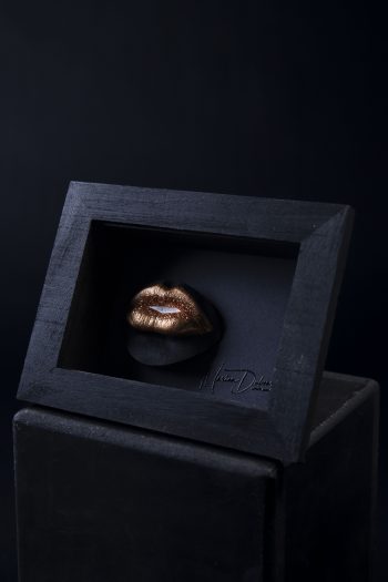 Bouche couleur or d'une femme, sensuelle et colorée, tel un bonbon sucré… moulage corporel, bodycasting, art, alginate et plâtre. Cadre en bois noir
