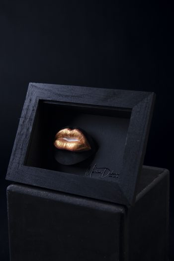 Bouche dorée d'une femme, sensuelle et colorée, tel un bonbon sucré… moulage corporel, bodycasting, art, alginate et plâtre. Cadre en bois noir