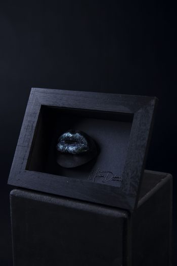 Bouche pailletée aux multiples facettes d'une femme, sensuelle et colorée, tel un bonbon sucré… moulage corporel, bodycasting, art, alginate et plâtre. Cadre en bois noir