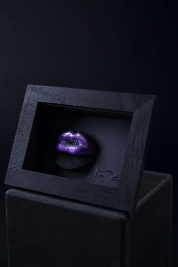 Bouche violette et pailleté argenté femme, sensuelle et colorée, tel un bonbon sucré… moulage corporel, bodycasting, art, alginate et plâtre. Cadre en bois noir