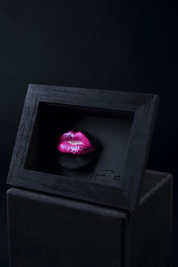 Bouche rose fluo tachetée noir guépard d'une femme, sensuelle et colorée, tel un bonbon sucré… moulage corporel, bodycasting, art, alginate et plâtre. Cadre en bois noir