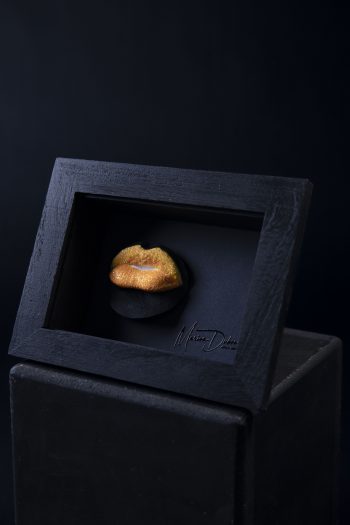 Bouche jaune et orange sable d'une femme, sensuelle et colorée, tel un bonbon sucré… moulage corporel, bodycasting, art, alginate et plâtre. Cadre en bois noir