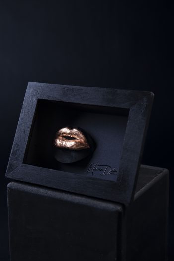 Bouche décorée aux papier de feuilles d'or rose d'une femme, sensuelle et colorée, tel un bonbon sucré… moulage corporel, bodycasting, art, alginate et plâtre. Cadre en bois noir