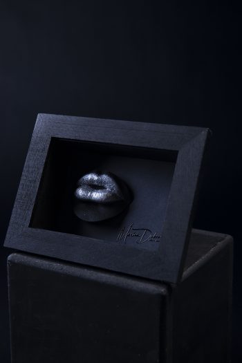 Bouche couleur et pailletée argenté d'une femme, sensuelle et colorée, tel un bonbon sucré… moulage corporel, bodycasting, art, alginate et plâtre. Cadre en bois noir.