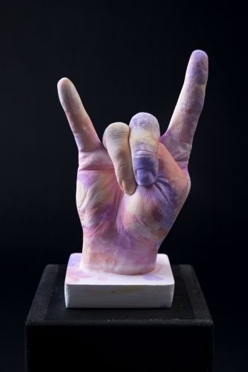 Main décorative, artistique, contemporaine. Pièce unique. Influence art déco contemporain. Moulage corporel sur modèle vivant. Alginate et plâtre. Envie de faire passer un message subtile ou pas avec humour et classe, cette œuvre est le parfait cadeau. Le geste des rockeurs, des personnes cools et rebelles par excellence!