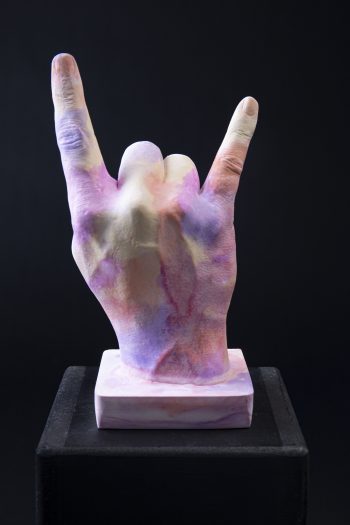 Main décorative, artistique, contemporaine. Pièce unique. Influence art déco contemporain. Moulage corporel sur modèle vivant. Alginate et plâtre. Envie de faire passer un message subtile ou pas avec humour et classe, cette œuvre est le parfait cadeau. Le geste des rockeurs, des personnes cools et rebelles par excellence!