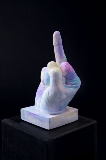 Main décorative, artistique, contemporaine avec un message provocateur. Pièce unique. Influence art déco contemporain. Moulage corporel sur modèle vivant. Alginate et plâtre. Envie de faire passer un message subtile ou pas avec humour ? Faites le passer avec classe ! Cette œuvre est le parfait cadeau. Bodycasting art