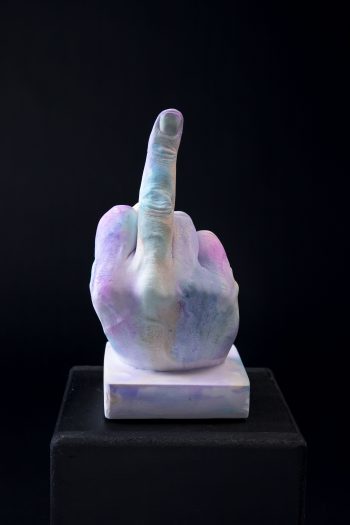 Main décorative, artistique, contemporaine avec un message provocateur. Pièce unique. Influence art déco contemporain. Moulage corporel sur modèle vivant. Alginate et plâtre. Envie de faire passer un message subtile ou pas avec humour ? Faites le passer avec classe ! Cette œuvre est le parfait cadeau. Bodycasting art