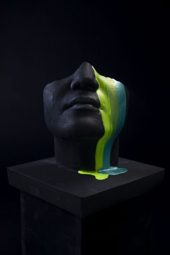 Visage Angélique, divine nature, larmes aux couleurs jaune fluo, vert, bleu