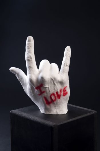 Main décorative, artistique, contemporaine avec un message d’amour. Pièce unique. Influence art déco contemporain. Moulage corporel sur modèle vivant. Alginate et plâtre. Envie de faire passer un message subtile ou pas avec humour ? Faites le passer avec classe ! Cette œuvre est le parfait cadeau. Bodycasting art