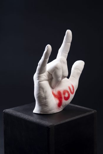 Main décorative, artistique, contemporaine avec un message d’amour. Pièce unique. Influence art déco contemporain. Moulage corporel sur modèle vivant. Alginate et plâtre. Envie de faire passer un message subtile ou pas avec humour ? Faites le passer avec classe ! Cette œuvre est le parfait cadeau. Bodycasting art