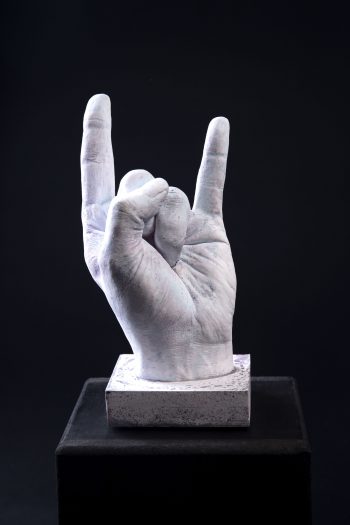 Main décorative, artistique, contemporaine. Pièce unique. Influence art déco contemporain. Moulage corporel sur modèle vivant. Alginate et plâtre. Envie de faire passer un message subtile ou pas avec humour et classe, cette œuvre est le parfait cadeau. Le geste des rockeurs, des personnes cools et rebelles par excellence!