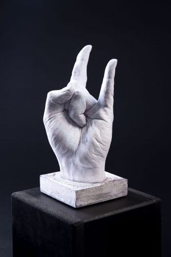 Main décorative, artistique, contemporaine. Pièce unique. Influence art déco contemporain. Moulage corporel sur modèle vivant. Alginate et plâtre. Envie de faire passer un message subtile ou pas avec humour et classe, cette œuvre est le parfait cadeau. Le geste des rockeurs, des personnes cools et rebelles par excellence!