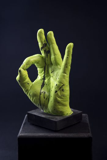 Main décorative, artistique, contemporaine avec un message d’amour. Geste de paix! Pièce unique. Influence art déco contemporain. Moulage corporel sur modèle vivant. Alginate et plâtre. Envie de faire passer un message subtile ou pas avec humour ? Faites le passer avec classe ! Cette œuvre est le parfait cadeau. Bodycasting art