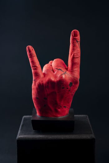 Main décorative, artistique, contemporaine. Pièce unique. Influence art déco contemporain. Moulage corporel sur modèle vivant. Alginate et plâtre. Envie de faire passer un message subtile ou pas avec humour et classe, cette œuvre est le parfait cadeau. Le geste des rockeurs, des personnes cools et rebelles par excellence!