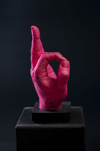 Main décorative, artistique, contemporaine avec un message d’amour. Geste de paix! Pièce unique. Influence art déco contemporain. Moulage corporel sur modèle vivant. Alginate et plâtre. Envie de faire passer un message subtile ou pas avec humour ? Faites le passer avec classe ! Cette œuvre est le parfait cadeau. Bodycasting art