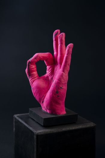 Main décorative, artistique, contemporaine avec un message d’amour. Geste de paix! Pièce unique. Influence art déco contemporain. Moulage corporel sur modèle vivant. Alginate et plâtre. Envie de faire passer un message subtile ou pas avec humour ? Faites le passer avec classe ! Cette œuvre est le parfait cadeau. Bodycasting art