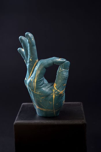 Main décorative, artistique, contemporaine avec un message d’amour. Geste de paix! Pièce unique. Influence art déco contemporain. Moulage corporel sur modèle vivant. Alginate et plâtre. Envie de faire passer un message subtile ou pas avec humour ? Faites le passer avec classe ! Cette œuvre est le parfait cadeau. Bodycasting art