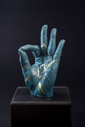 Main décorative, artistique, contemporaine avec un message d’amour. Geste de paix! Pièce unique. Influence art déco contemporain. Moulage corporel sur modèle vivant. Alginate et plâtre. Envie de faire passer un message subtile ou pas avec humour ? Faites le passer avec classe ! Cette œuvre est le parfait cadeau. Bodycasting art