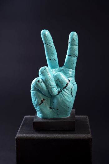 Main décorative, artistique, contemporaine avec un message d’amour. Geste de paix! Pièce unique. Influence art déco contemporain. Moulage corporel sur modèle vivant. Alginate et plâtre. Envie de faire passer un message subtile ou pas avec humour ? Faites le passer avec classe ! Cette œuvre est le parfait cadeau. Bodycasting art