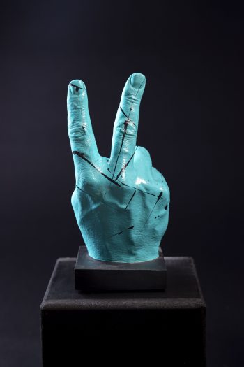 Main décorative, artistique, contemporaine avec un message d’amour. Geste de paix! Pièce unique. Influence art déco contemporain. Moulage corporel sur modèle vivant. Alginate et plâtre. Envie de faire passer un message subtile ou pas avec humour ? Faites le passer avec classe ! Cette œuvre est le parfait cadeau. Bodycasting art