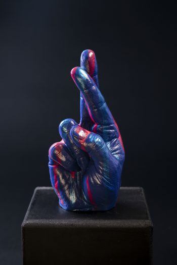 Main décorative, artistique, contemporaine avec un message d’espoir et de chance. Pièce unique. Influence art déco contemporain. Moulage corporel sur modèle vivant. Alginate et plâtre. Envie de faire passer un message subtile ou pas avec humour ? Faites le passer avec classe ! Cette œuvre est le parfait cadeau. Bodycasting art