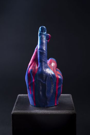 Main décorative, artistique, contemporaine avec un message d’espoir et de chance. Pièce unique. Influence art déco contemporain. Moulage corporel sur modèle vivant. Alginate et plâtre. Envie de faire passer un message subtile ou pas avec humour ? Faites le passer avec classe ! Cette œuvre est le parfait cadeau. Bodycasting art