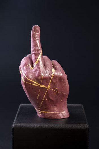 Main décorative, artistique, contemporaine avec un message provocateur. Pièce unique. Influence art déco contemporain. Moulage corporel sur modèle vivant. Alginate et plâtre. Envie de faire passer un message subtile ou pas avec humour ? Faites le passer avec classe ! Cette œuvre est le parfait cadeau. Bodycasting art