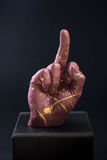 Main décorative, artistique, contemporaine avec un message provocateur. Pièce unique. Influence art déco contemporain. Moulage corporel sur modèle vivant. Alginate et plâtre. Envie de faire passer un message subtile ou pas avec humour ? Faites le passer avec classe ! Cette œuvre est le parfait cadeau. Bodycasting art