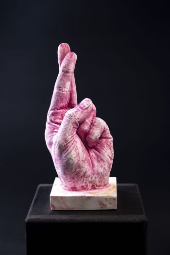 Main décorative, artistique, contemporaine avec un message d’espoir et de chance. Pièce unique. Influence art déco contemporain. Moulage corporel sur modèle vivant. Alginate et plâtre. Envie de faire passer un message subtile ou pas avec humour ? Faites le passer avec classe ! Cette œuvre est le parfait cadeau. Bodycasting art