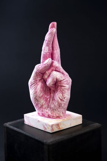 Main décorative, artistique, contemporaine avec un message d’espoir et de chance. Pièce unique. Influence art déco contemporain. Moulage corporel sur modèle vivant. Alginate et plâtre. Envie de faire passer un message subtile ou pas avec humour ? Faites le passer avec classe ! Cette œuvre est le parfait cadeau. Bodycasting art