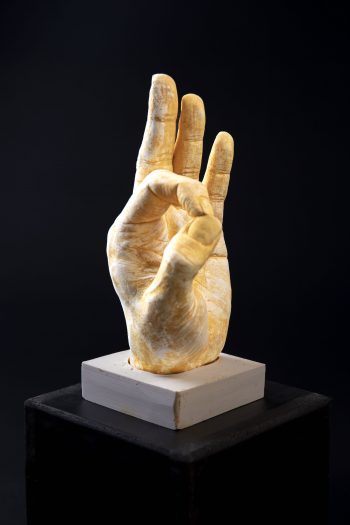 Main décorative, artistique, contemporaine avec un message d’amour. So perfect ! Tout va bien, tout est parfait. Tu es parfaite ! Pièce unique. Influence art déco contemporain. Moulage corporel sur modèle vivant. Alginate et plâtre. Envie de faire passer un message subtile ou pas avec humour ? Faites le passer avec classe ! Cette œuvre est le parfait cadeau. Bodycasting art