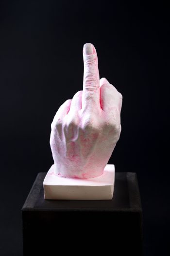 Main décorative, artistique, contemporaine avec un message provocateur. Pièce unique. Influence art déco contemporain. Moulage corporel sur modèle vivant. Alginate et plâtre. Envie de faire passer un message subtile ou pas avec humour ? Faites le passer avec classe ! Cette œuvre est le parfait cadeau. Bodycasting art