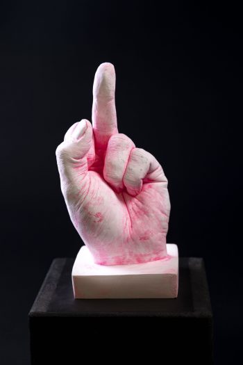 Main décorative, artistique, contemporaine avec un message provocateur. Pièce unique. Influence art déco contemporain. Moulage corporel sur modèle vivant. Alginate et plâtre. Envie de faire passer un message subtile ou pas avec humour ? Faites le passer avec classe ! Cette œuvre est le parfait cadeau. Bodycasting art